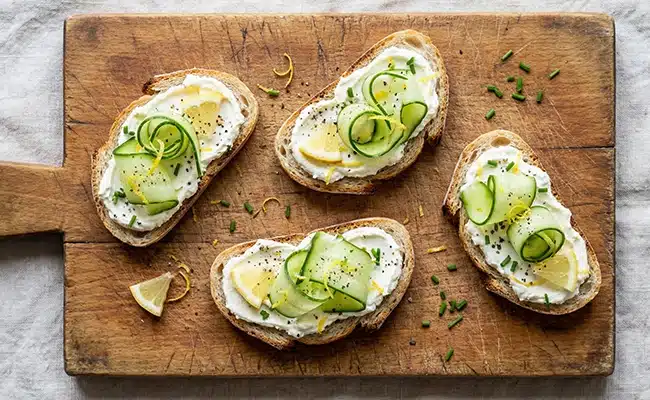 Tartines express fromage frais–concombre–citron